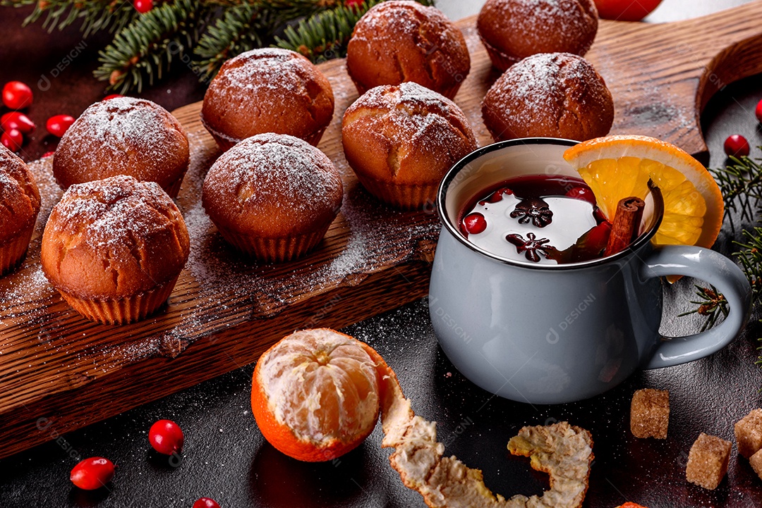 Lindos e deliciosos muffins de cacau fresco na mesa de Natal.
