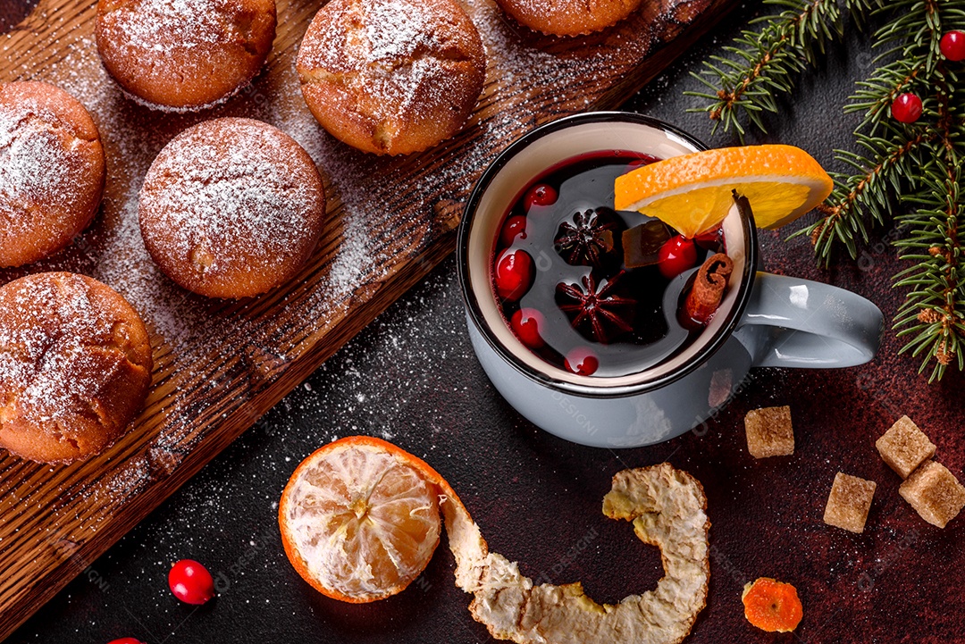 Lindos e deliciosos muffins de cacau fresco na mesa de Natal.
