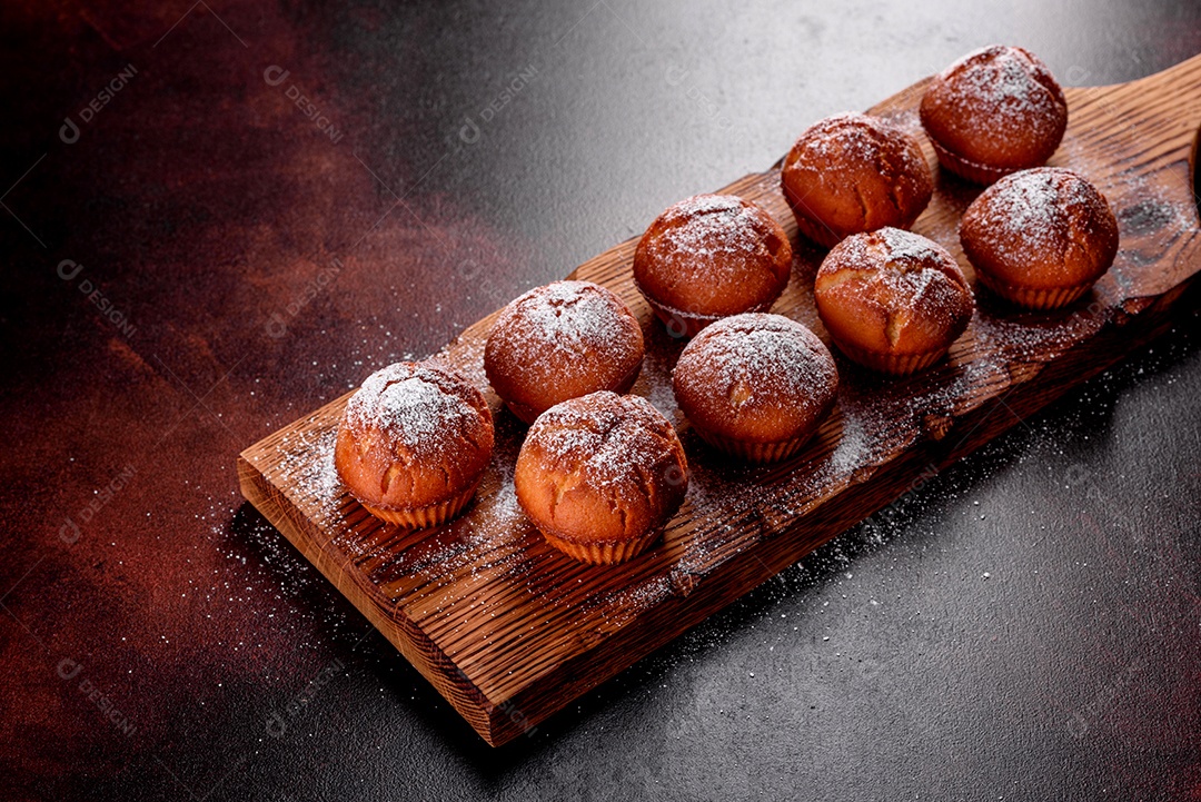 Lindos e deliciosos muffins de cacau fresco na mesa de Natal.