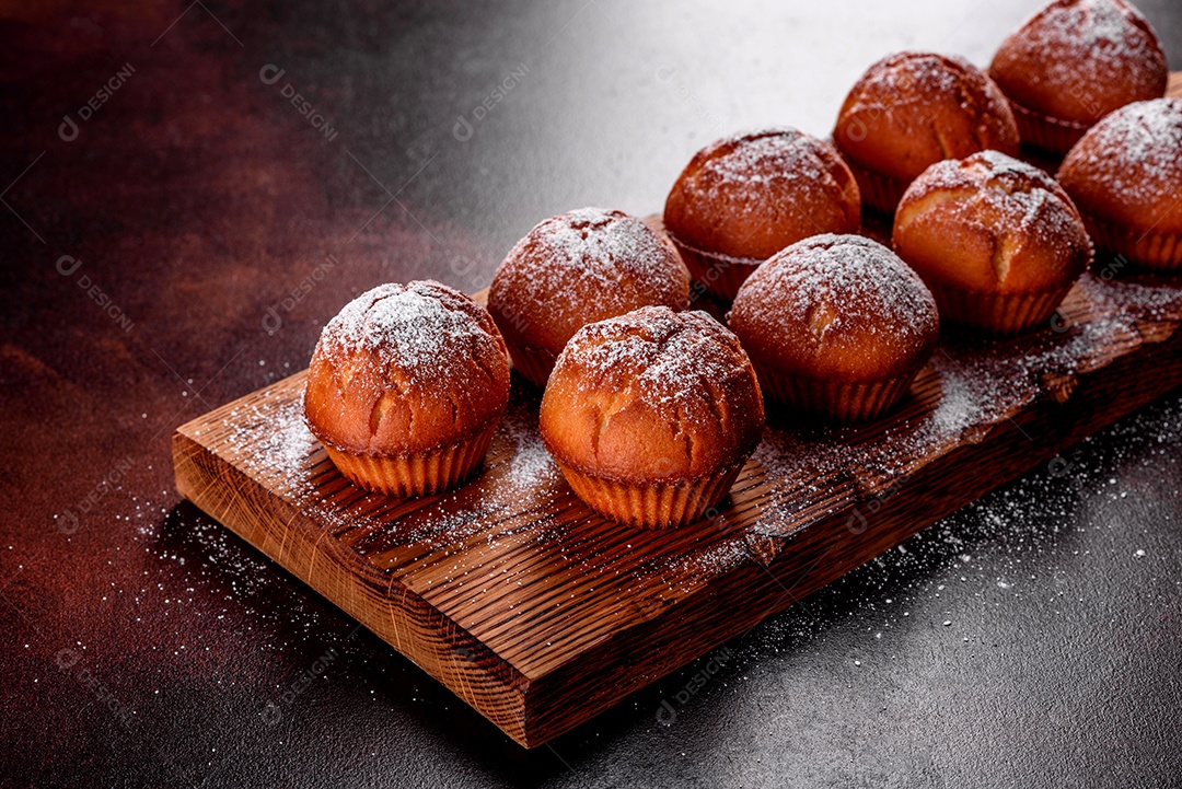 Lindos e deliciosos muffins de cacau fresco na mesa de Natal.