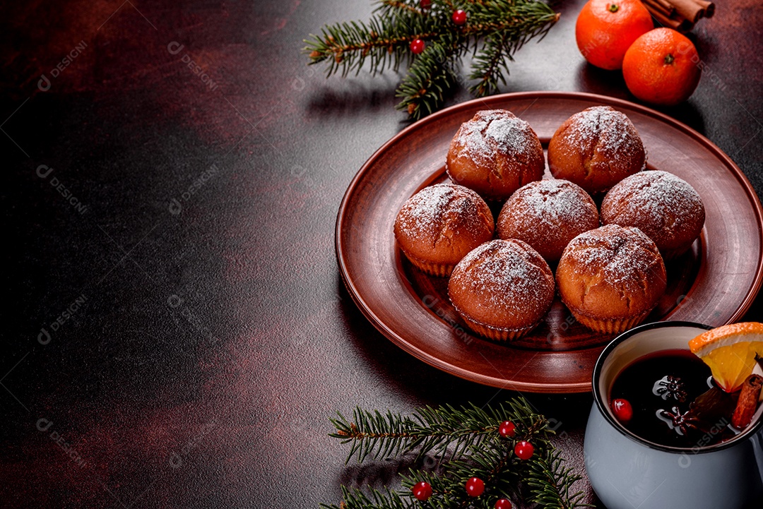 Lindos e deliciosos muffins de cacau fresco na mesa de Natal.