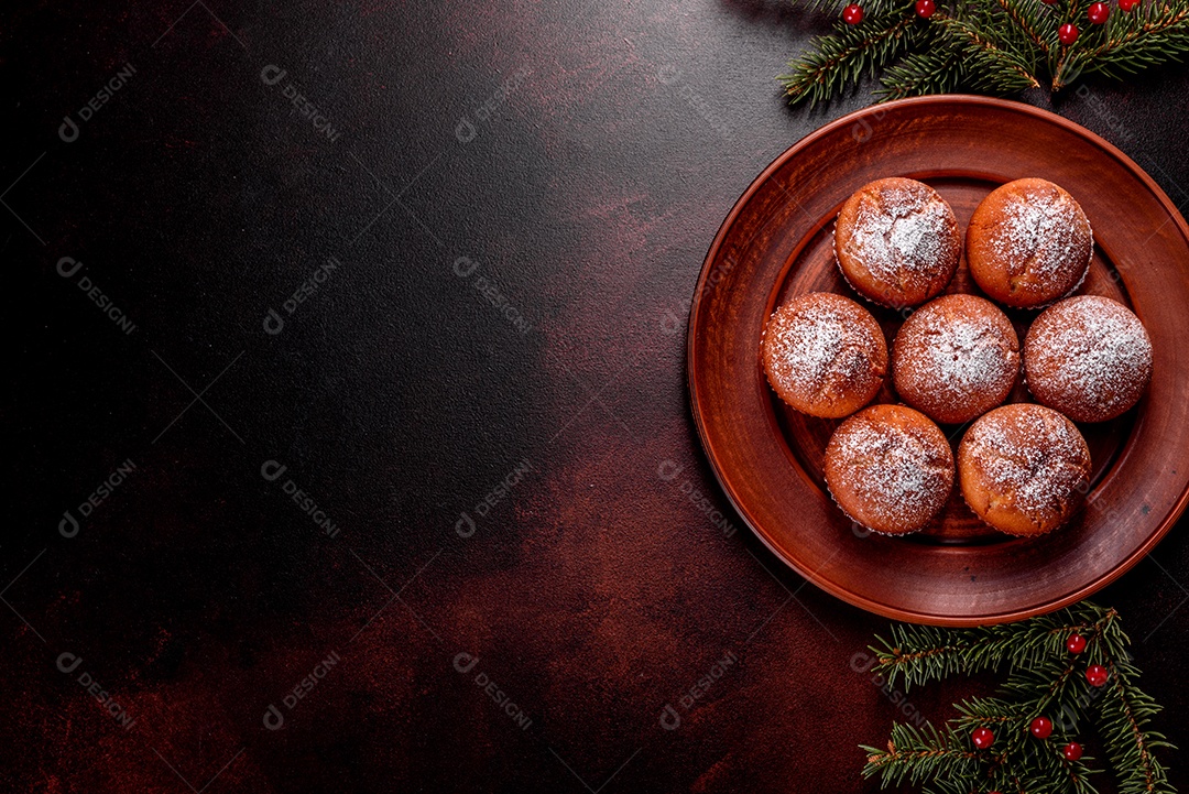 Lindos e deliciosos muffins de cacau fresco na mesa de Natal.