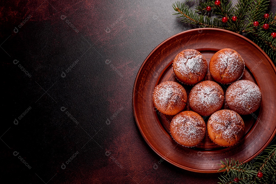 Lindos e deliciosos muffins de cacau fresco na mesa de Natal.