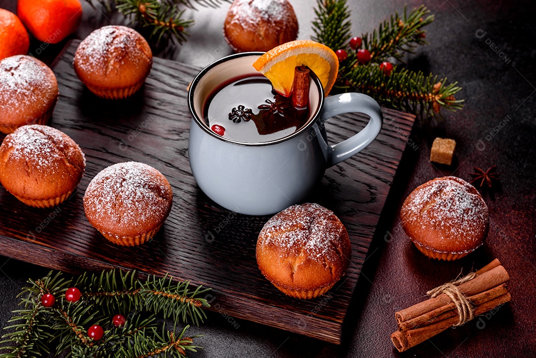 Lindos e deliciosos muffins de cacau fresco na mesa de Natal.