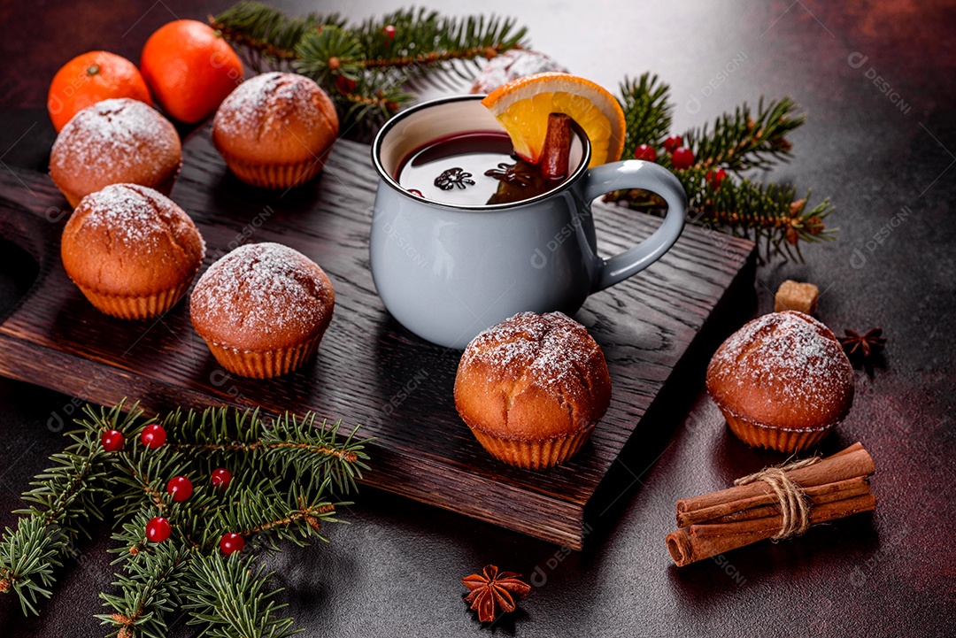 Lindos e deliciosos muffins de cacau fresco na mesa de Natal.