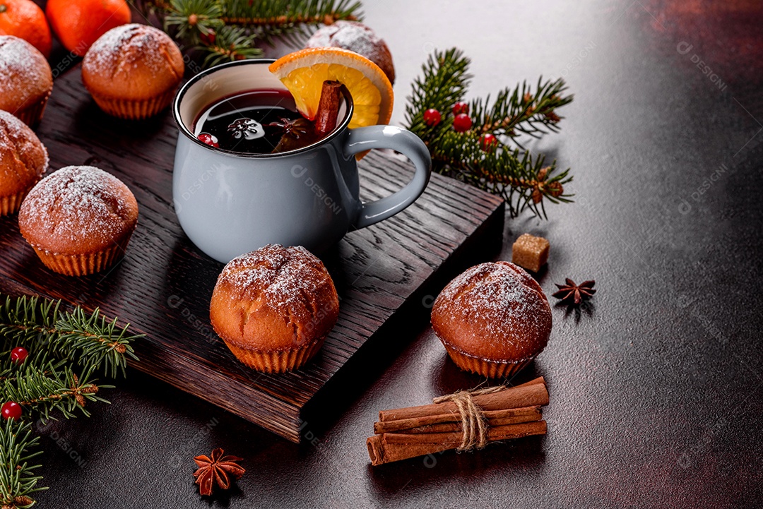 Lindos e deliciosos muffins de cacau fresco na mesa de Natal.