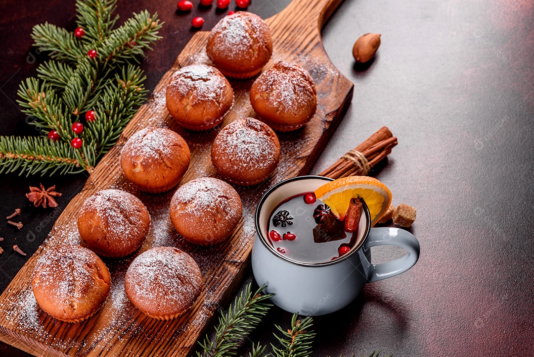 Lindos e deliciosos muffins de cacau fresco na mesa de Natal.