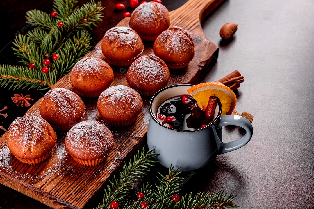 Lindos e deliciosos muffins de cacau fresco na mesa de Natal.