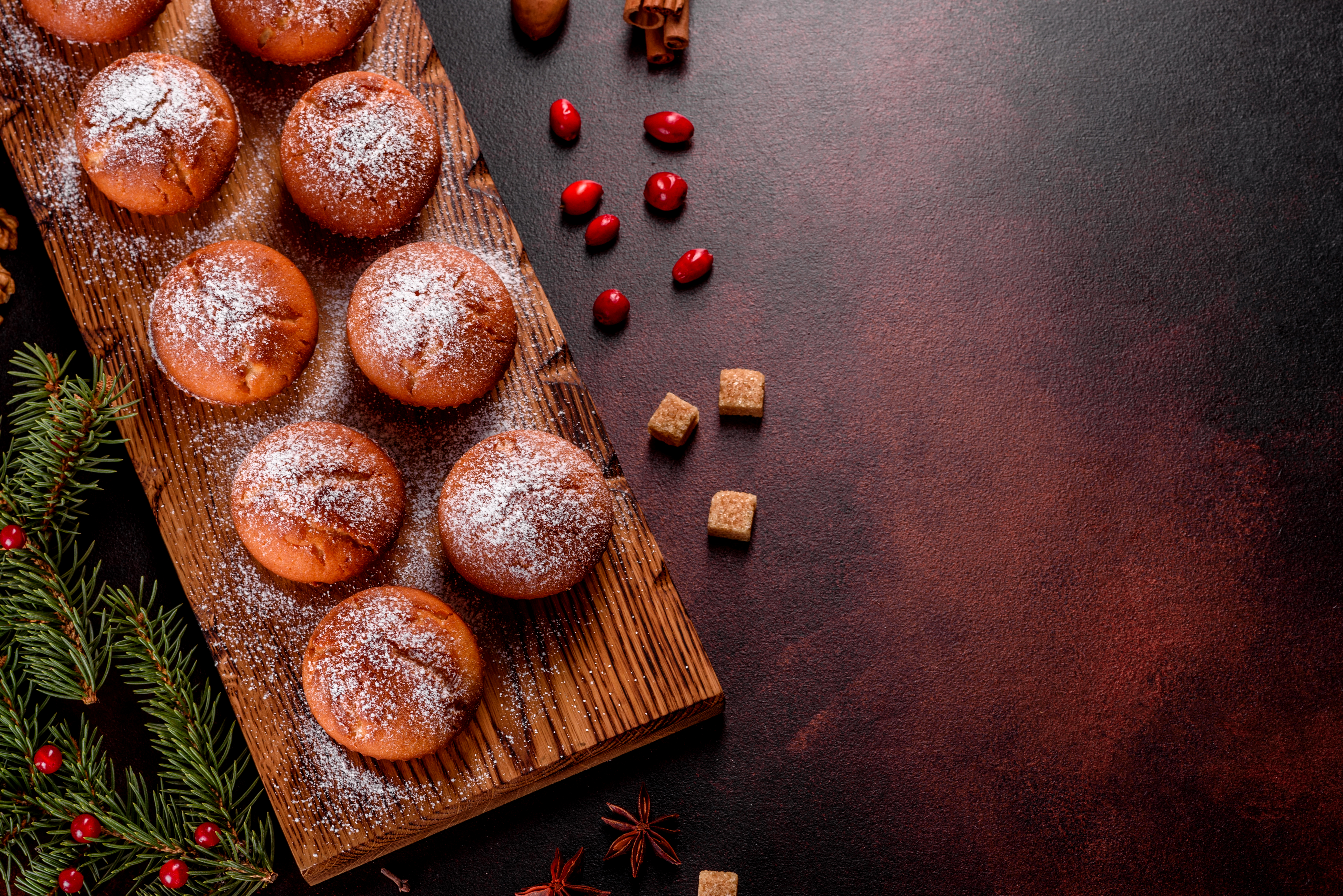 Lindos e deliciosos muffins de cacau fresco na mesa de Natal.