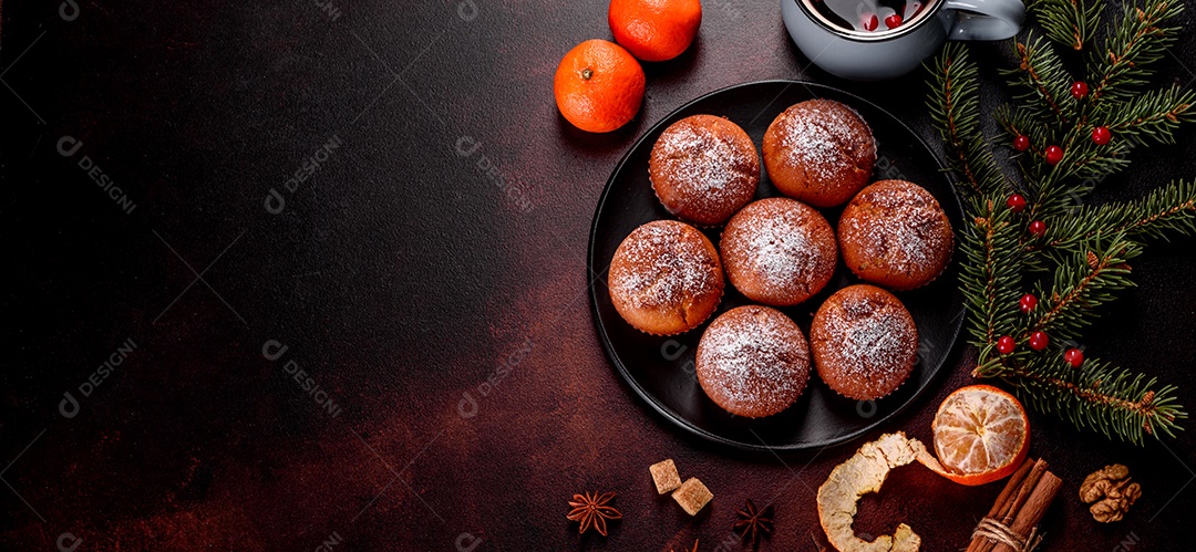 Lindos e deliciosos muffins de cacau fresco na mesa de Natal.