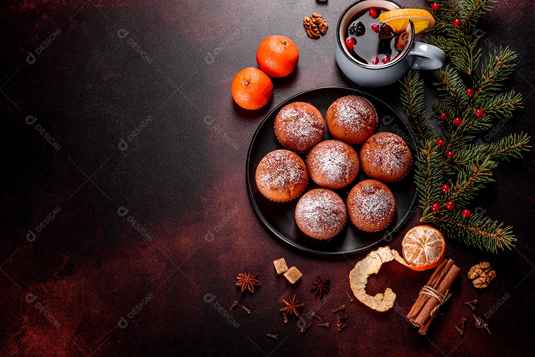 Lindos e deliciosos muffins de cacau fresco na mesa de Natal.