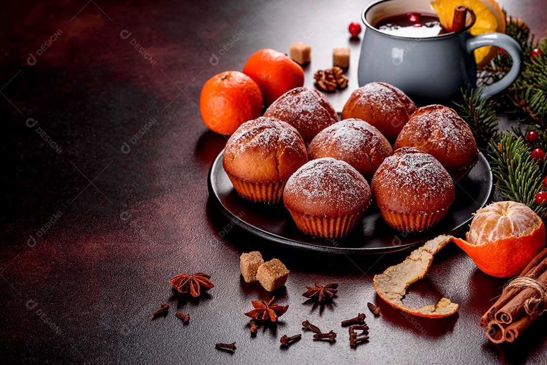 Lindos e deliciosos muffins de cacau fresco na mesa de Natal.