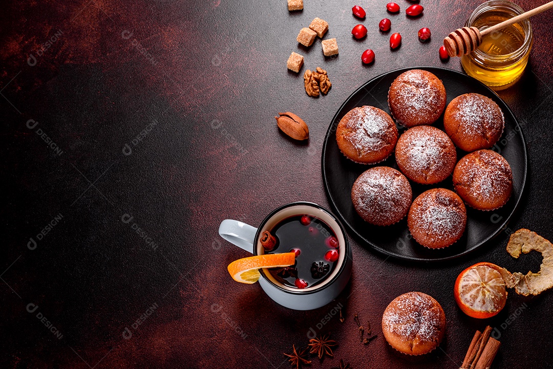 Lindos e deliciosos muffins de cacau fresco na mesa de Natal.