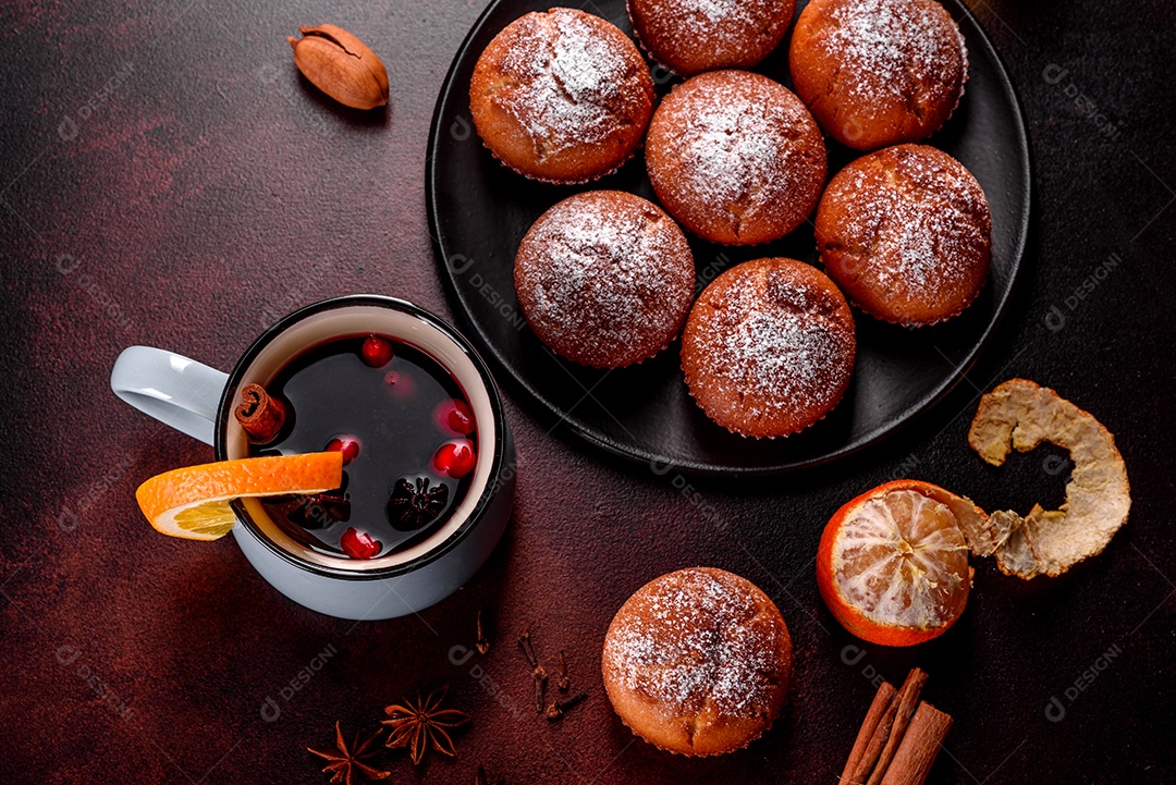 Lindos e deliciosos muffins de cacau fresco na mesa de Natal.