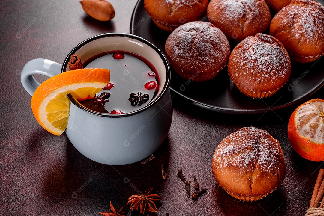 Lindos e deliciosos muffins de cacau fresco na mesa de Natal.