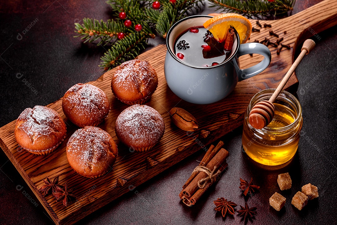 Lindos e deliciosos muffins de cacau fresco na mesa de Natal.