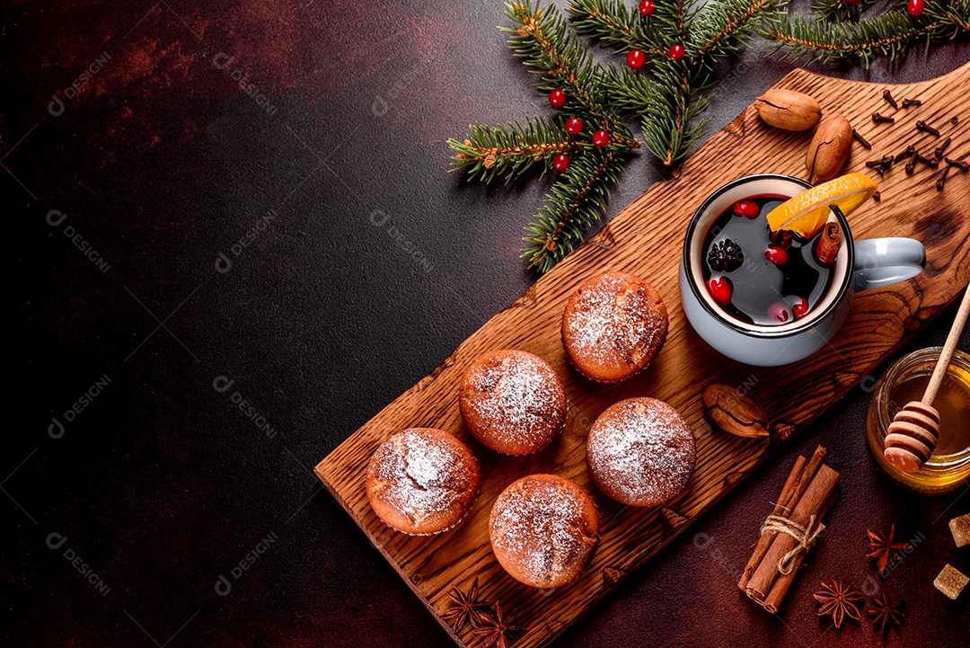 Lindos e deliciosos muffins de cacau fresco na mesa de Natal. Preparando-se para o feriado