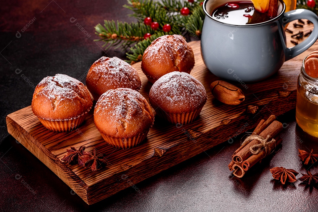 Lindos e deliciosos muffins de cacau fresco na mesa de Natal