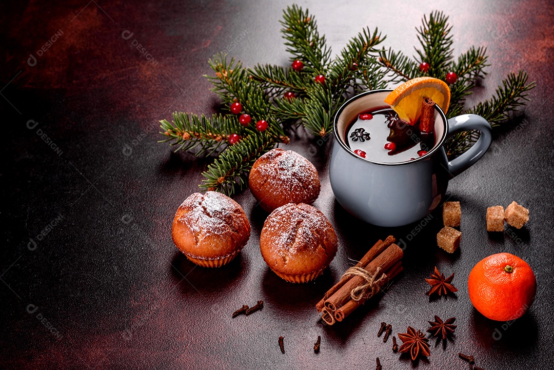 Lindos e deliciosos muffins de cacau fresco na mesa de Natal