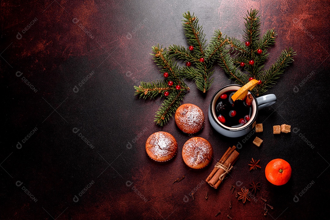 Lindos e deliciosos muffins de cacau fresco na mesa de Natal