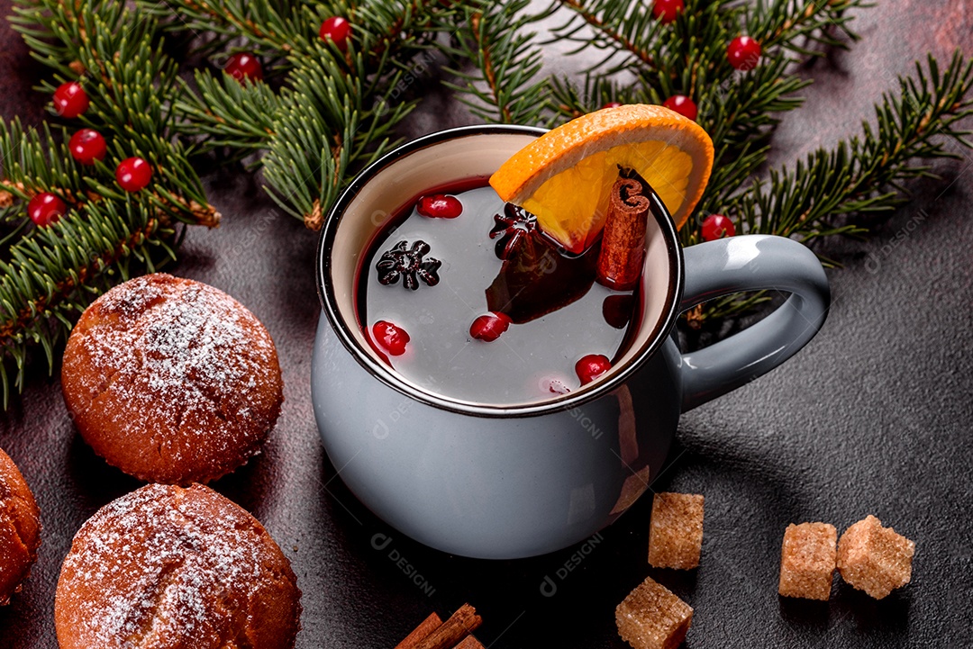 Lindos e deliciosos muffins de cacau fresco na mesa de Natal.