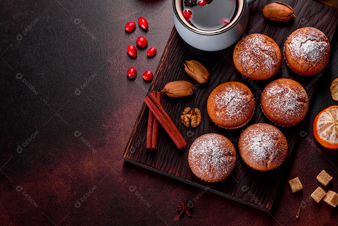 Lindos e deliciosos muffins de cacau fresco na mesa de Natal.