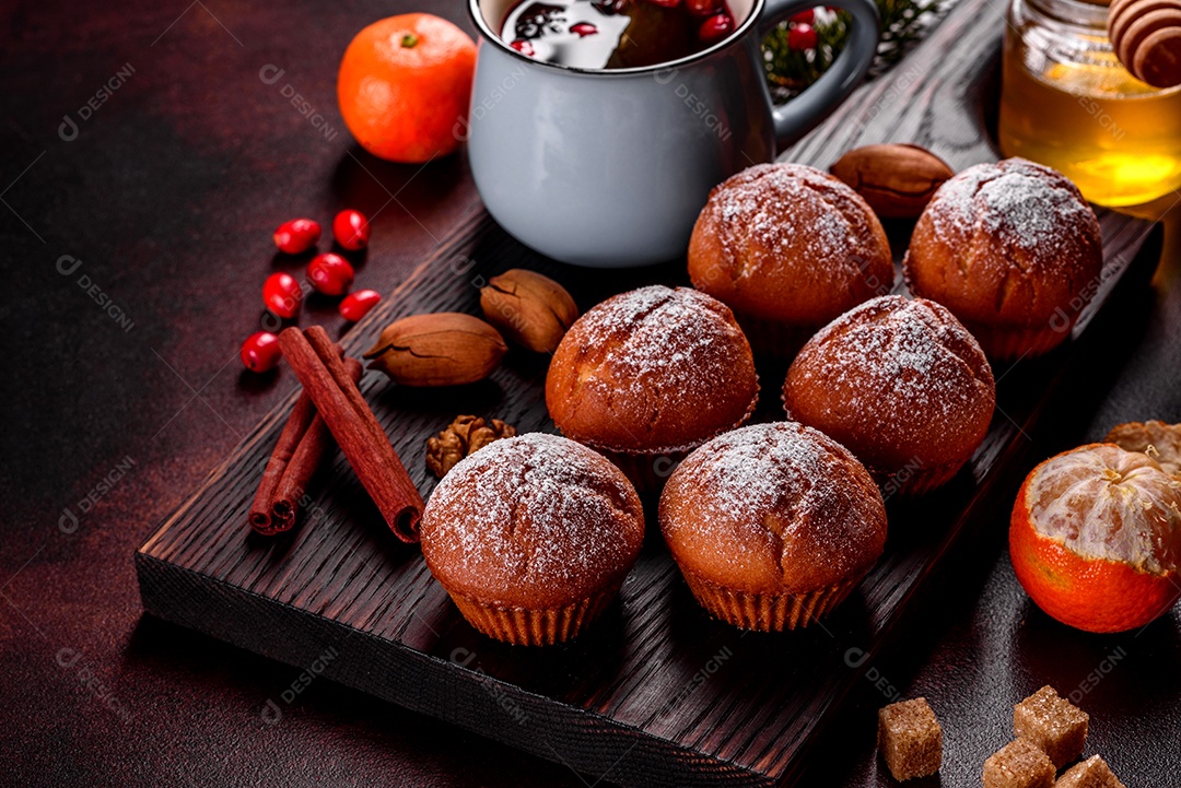 Lindos e deliciosos muffins de cacau fresco na mesa de Natal.
