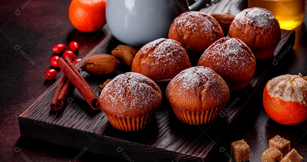 Lindos e deliciosos muffins de cacau fresco na mesa de Natal.