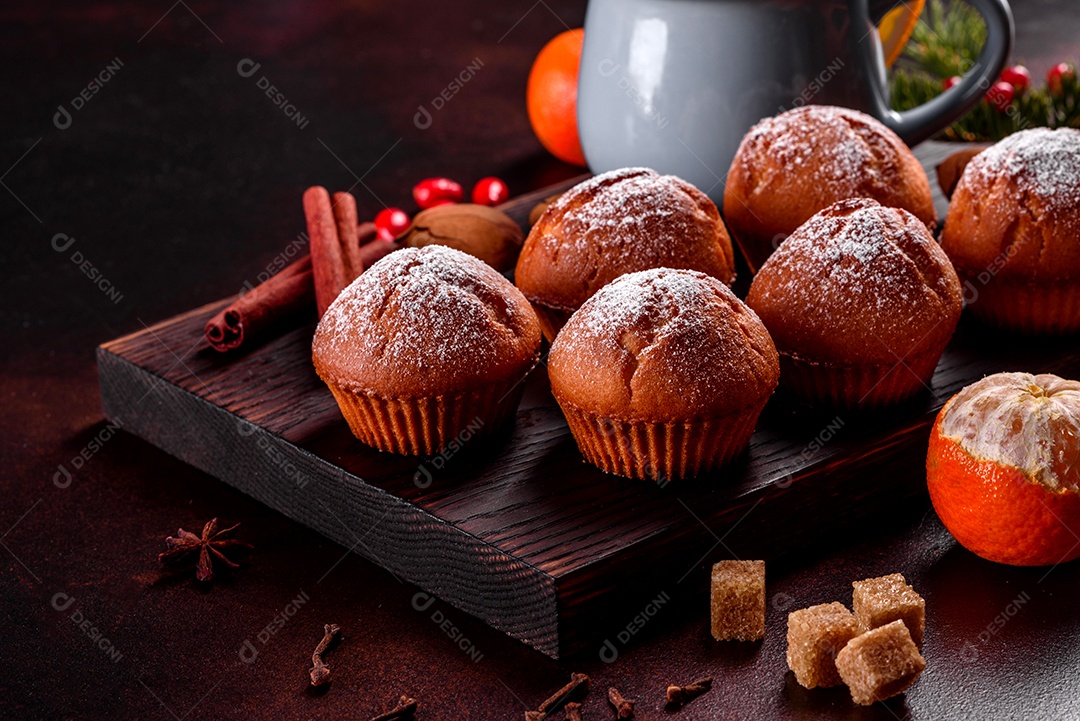 Lindos e deliciosos muffins de cacau fresco na mesa de Natal.