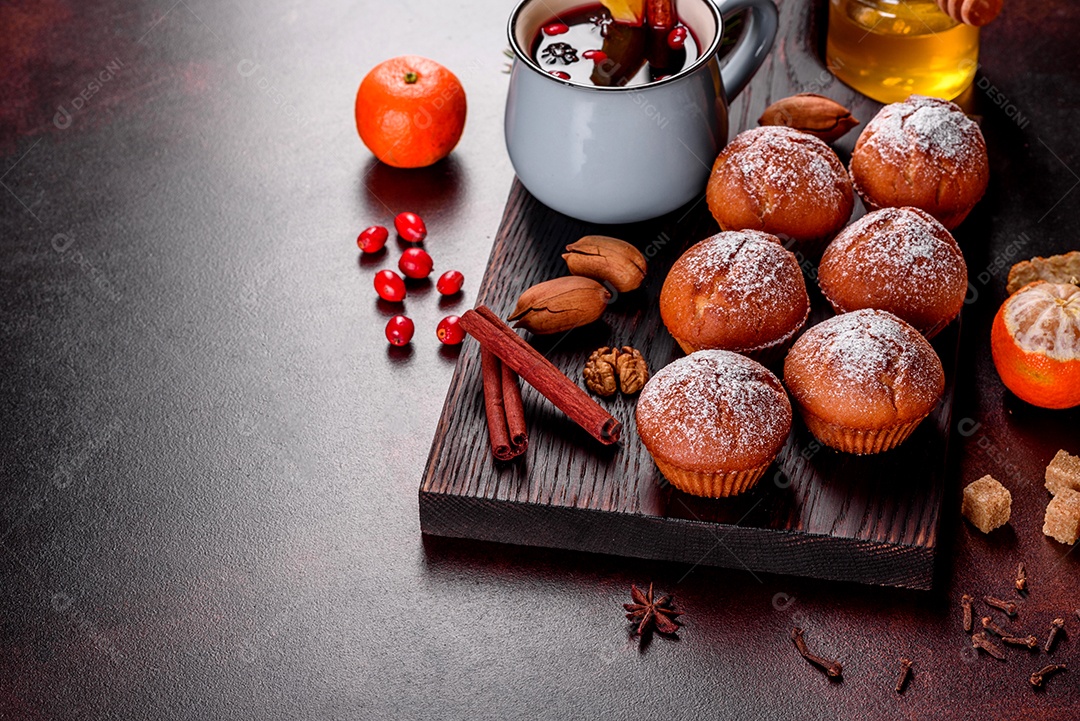 Lindos e deliciosos muffins de cacau fresco na mesa de Natal.