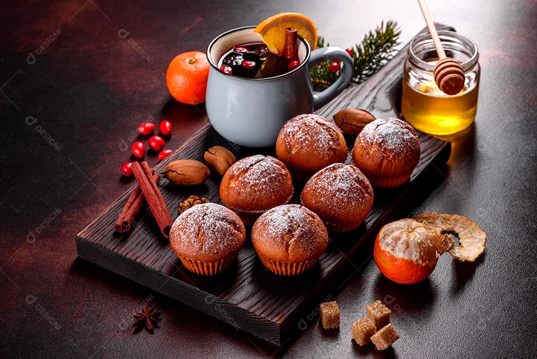 Lindos e deliciosos muffins de cacau fresco na mesa de Natal.