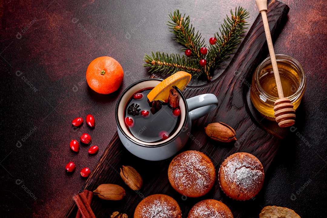 Lindos e deliciosos muffins de cacau fresco na mesa de Natal.