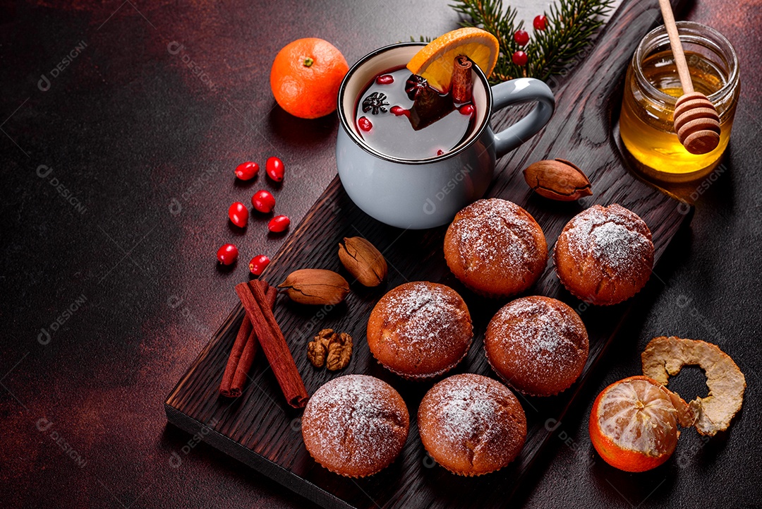 Lindos e deliciosos muffins de cacau fresco na mesa de Natal.