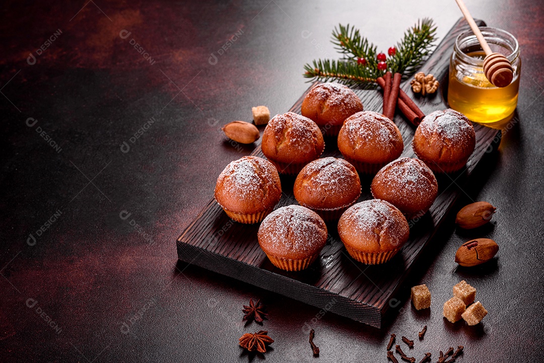 Lindos e deliciosos muffins de cacau fresco na mesa de Natal.