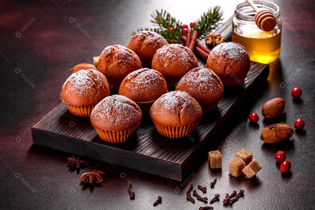 Lindos e deliciosos muffins de cacau fresco na mesa de Natal.