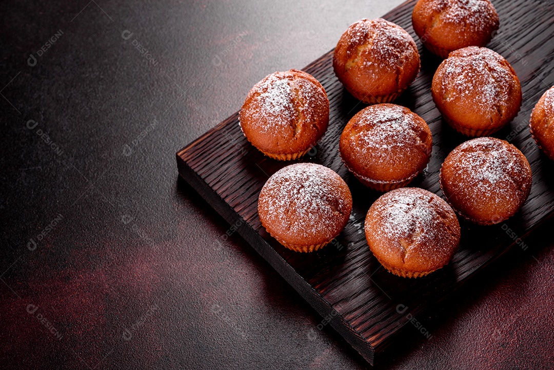 Lindos e deliciosos muffins de cacau fresco na mesa de Natal.