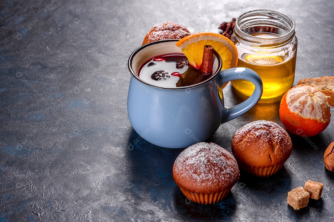 Lindos e deliciosos muffins de cacau fresco na mesa de Natal.