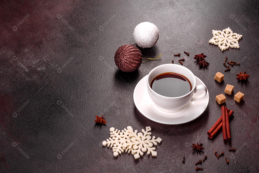 Uma xícara de café forte na mesa de Natal