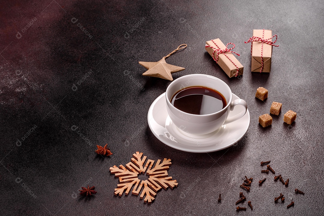 Uma xícara de café forte na mesa de Natal