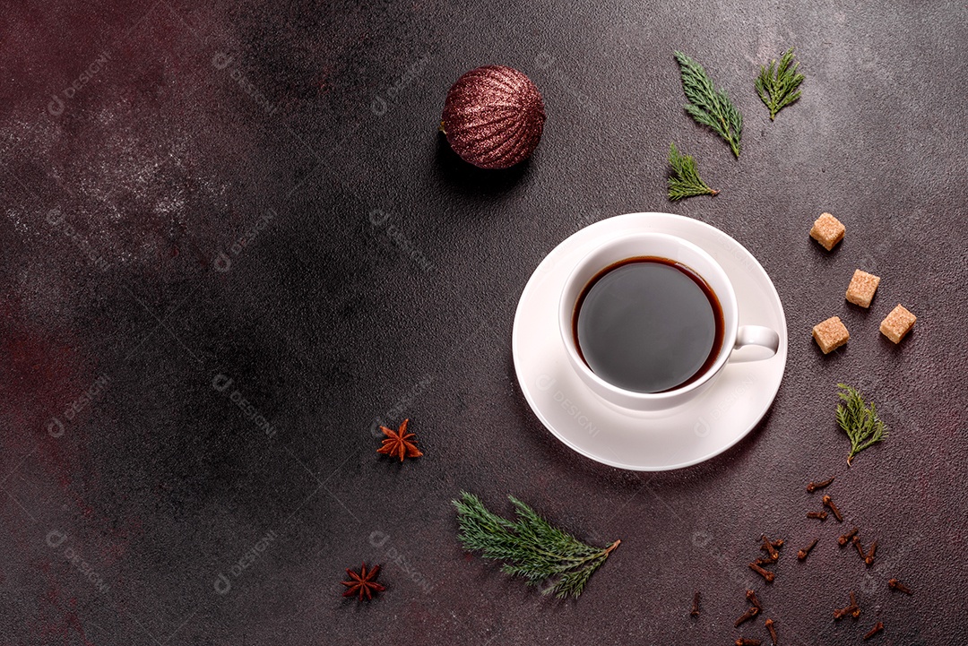 Uma xícara de café forte na mesa de Natal