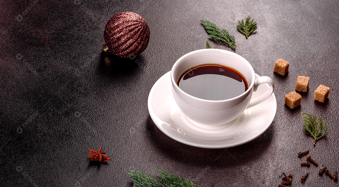 Uma xícara de café forte na mesa de Natal