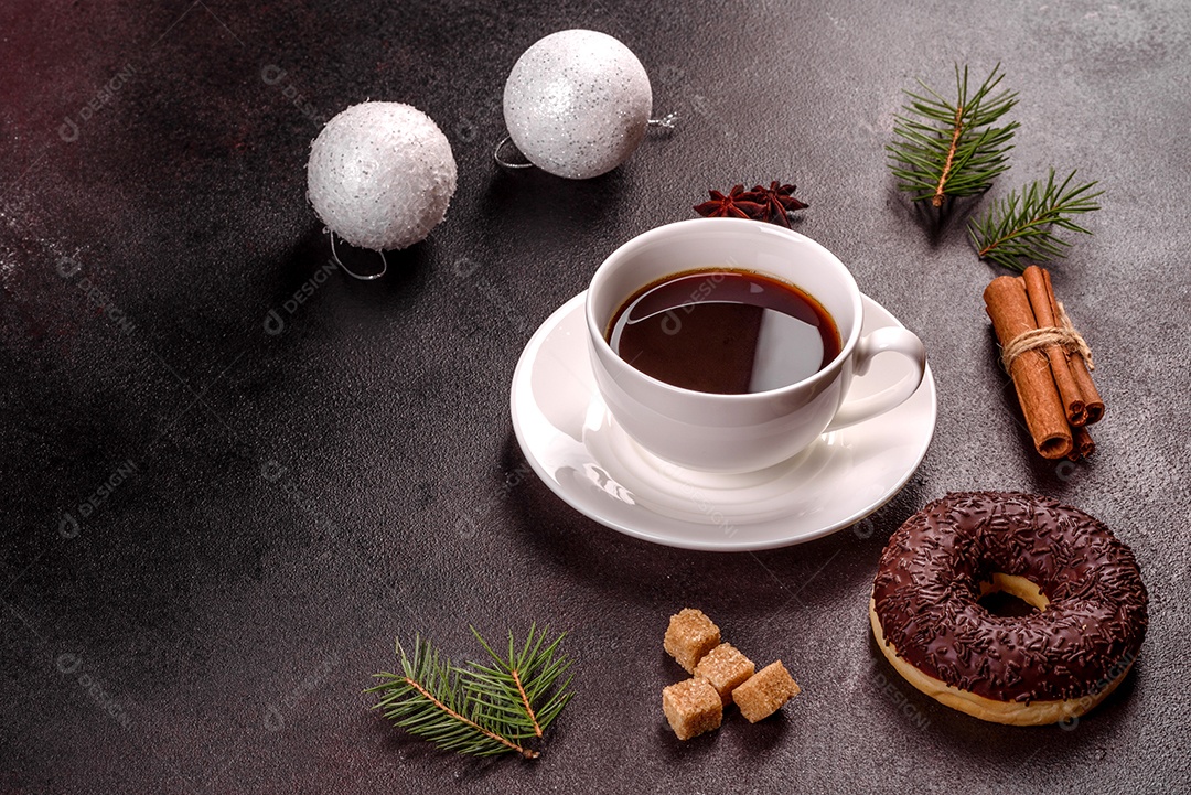 Uma xícara de café forte na mesa de Natal