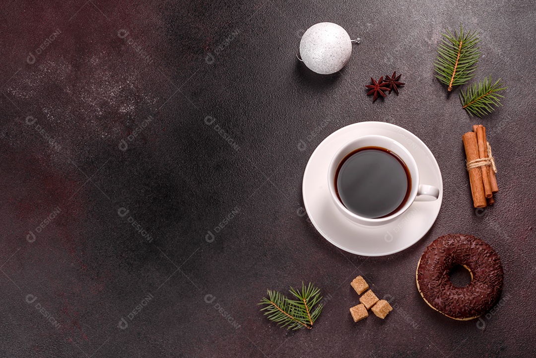 Uma xícara de café forte na mesa de Natal