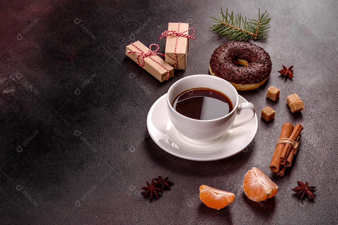 Uma xícara de café forte na mesa de Natal