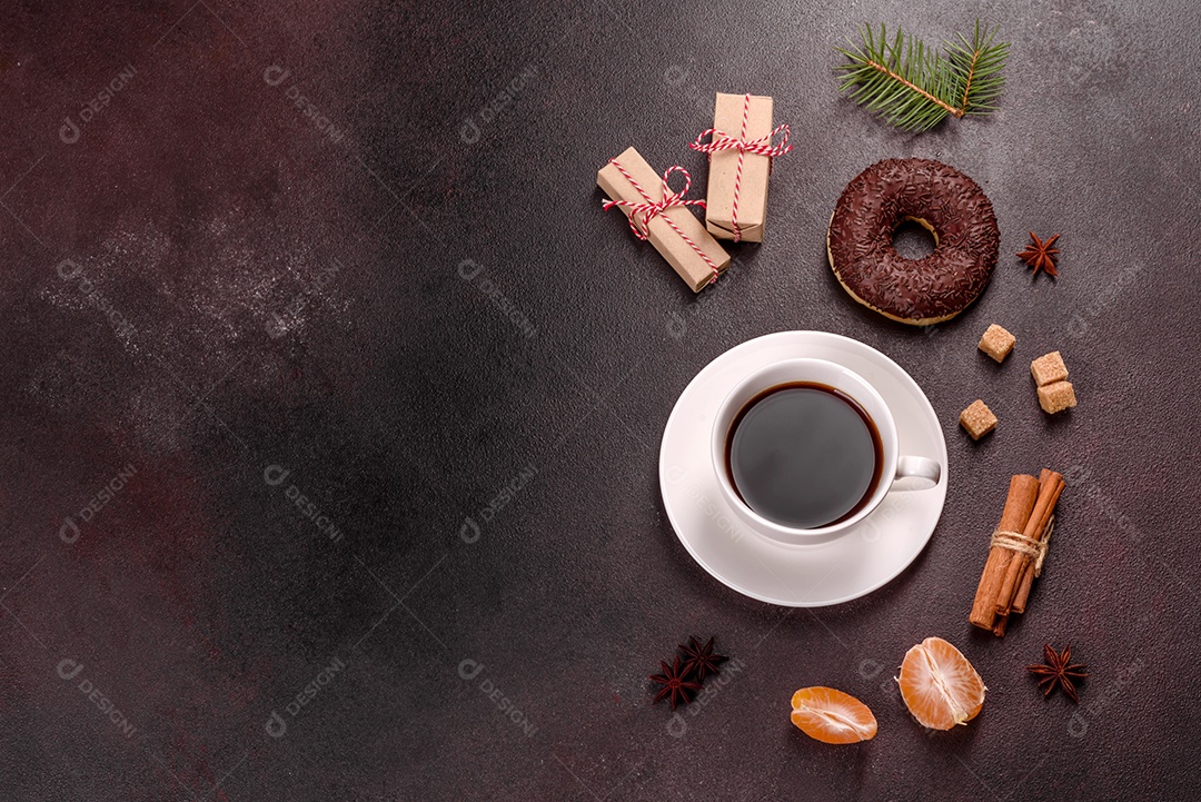 Uma xícara de café forte na mesa de Natal