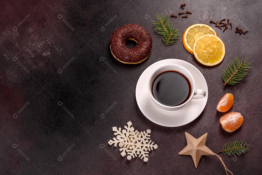 Uma xícara de café forte na mesa de Natal