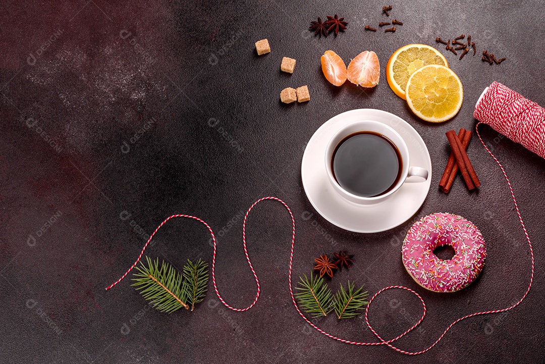 Uma xícara de café forte na mesa de Natal