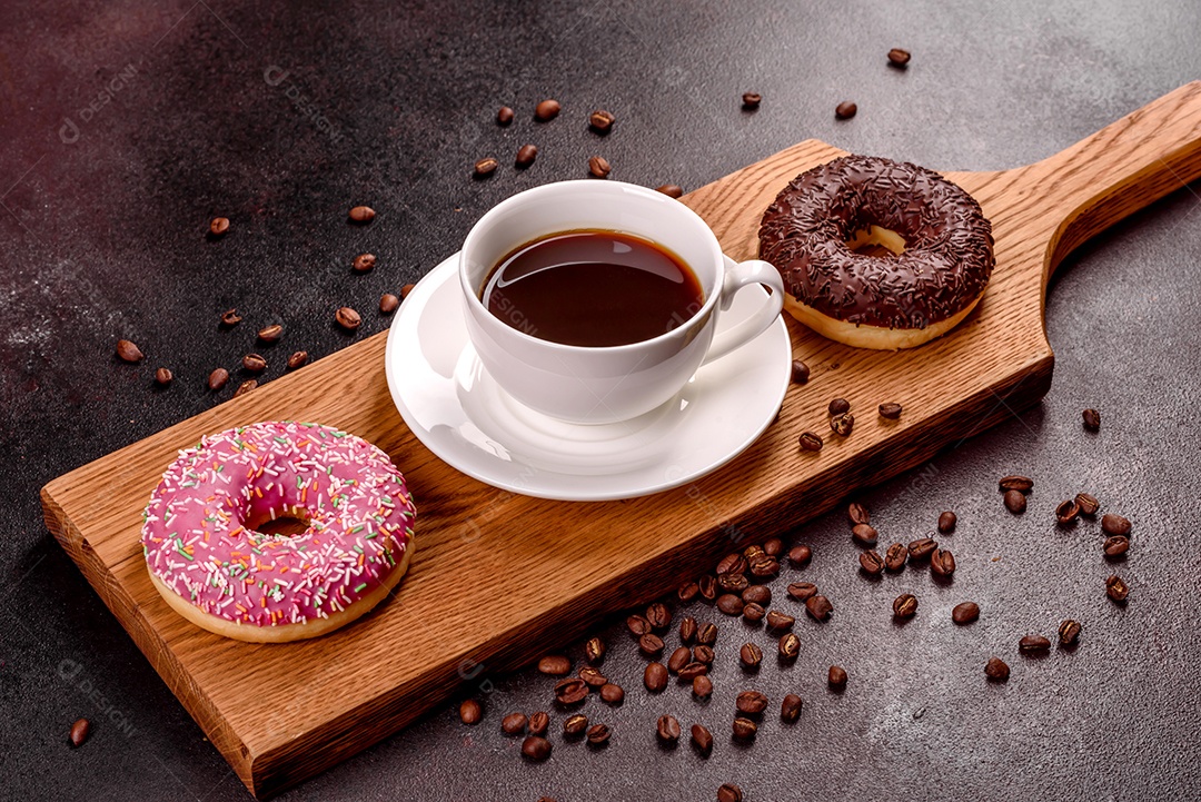 Uma xícara de café forte na mesa de Natal com galhos de abeto e brinquedos.