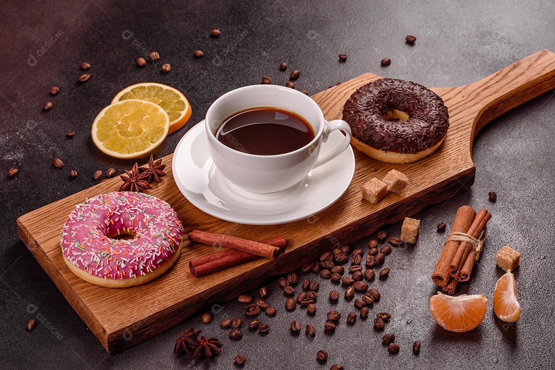 Uma xícara de café forte na mesa de Natal com galhos de abeto e brinquedos.