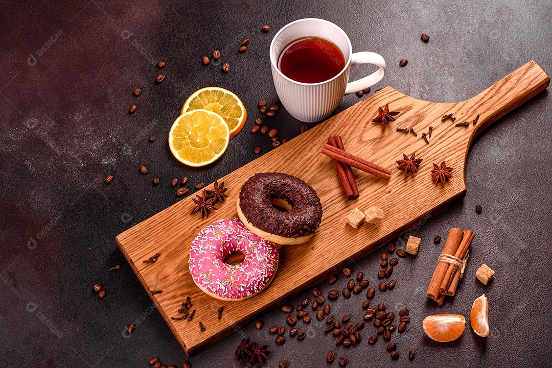 Uma xícara de café forte na mesa de Natal com galhos de abeto e brinquedos.
